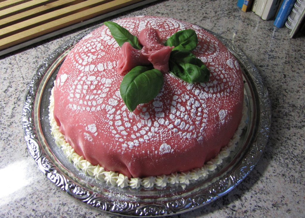 rosa prinsesstårta med rosor på