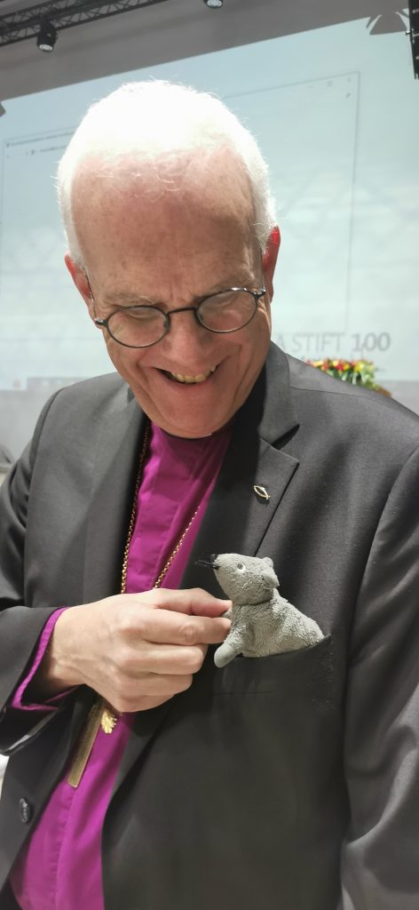 Ärkebiskop Martin Modeus hälsar på Kyrkråttan